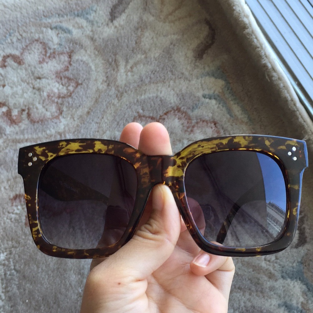 Tortoiseshell sunglasses worn once